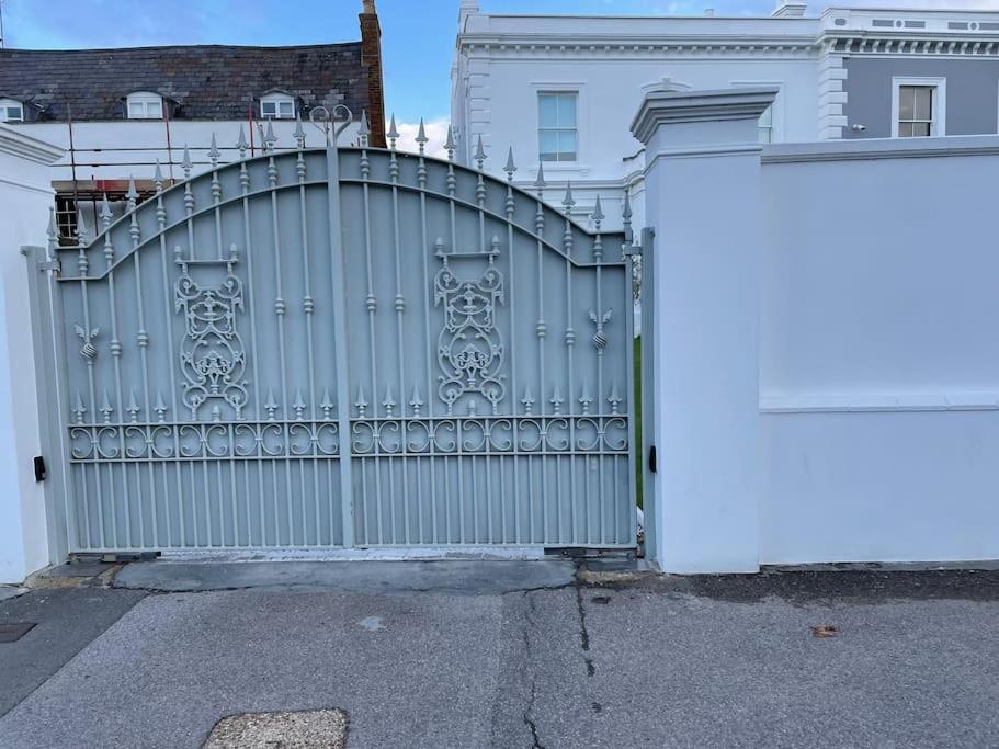 Willow House, Georgian Property In 谢珀顿 外观 照片